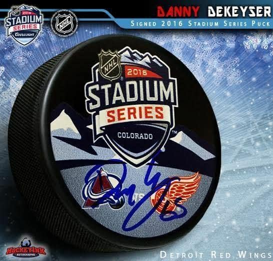 DANNY DEKEYSER İmzalı NHL Stadyum Serisi Logo Diski-Detroit Red Wings-İmzalı NHL Diskleri